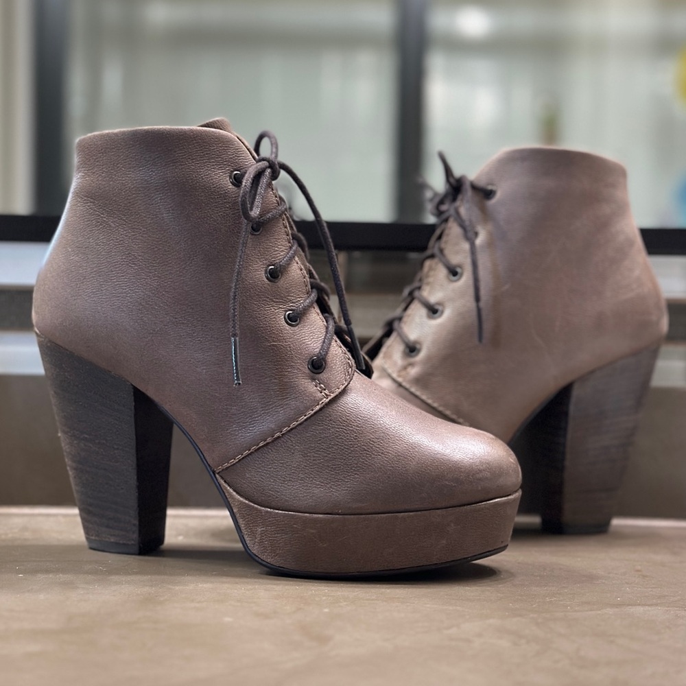 Steve Madden Stone Lea Leather‎ Platform Chic Victorian Booties